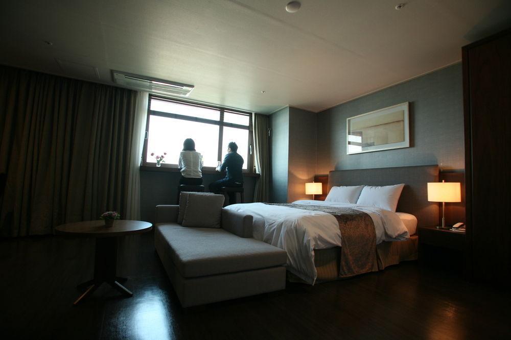 Hyunjin Tourist Hotel Donghae Exteriör bild