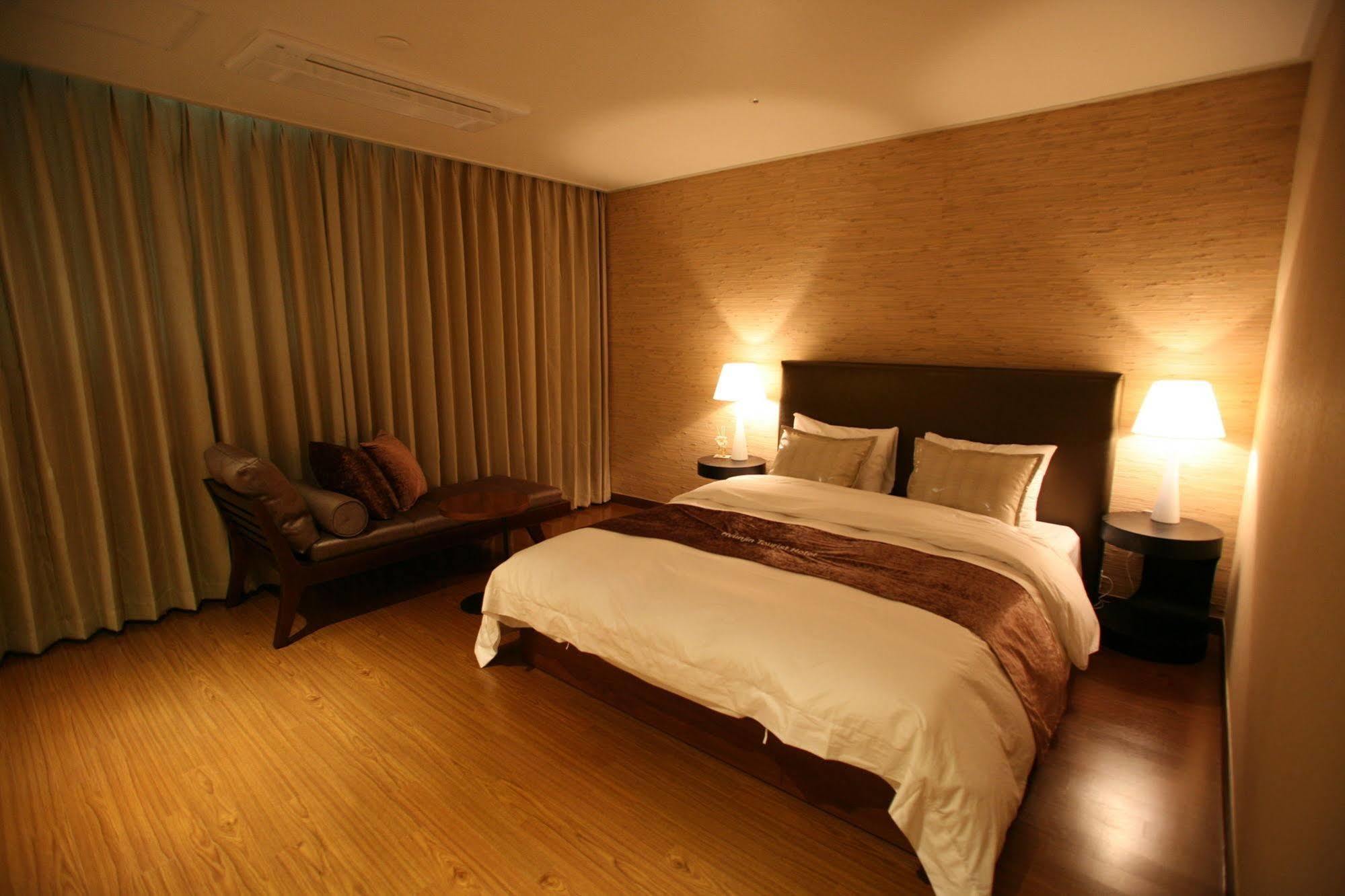 Hyunjin Tourist Hotel Donghae Exteriör bild