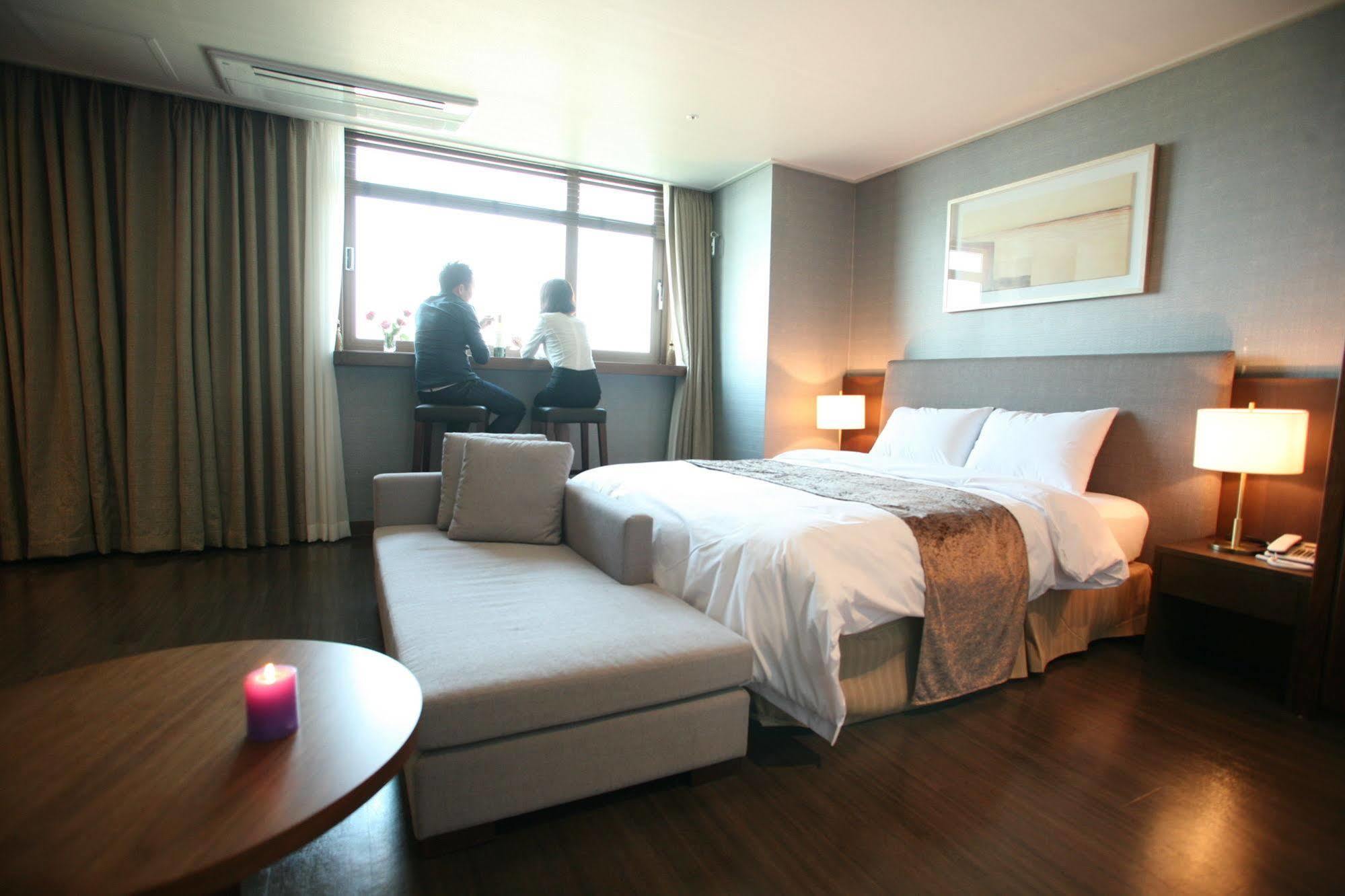 Hyunjin Tourist Hotel Donghae Exteriör bild