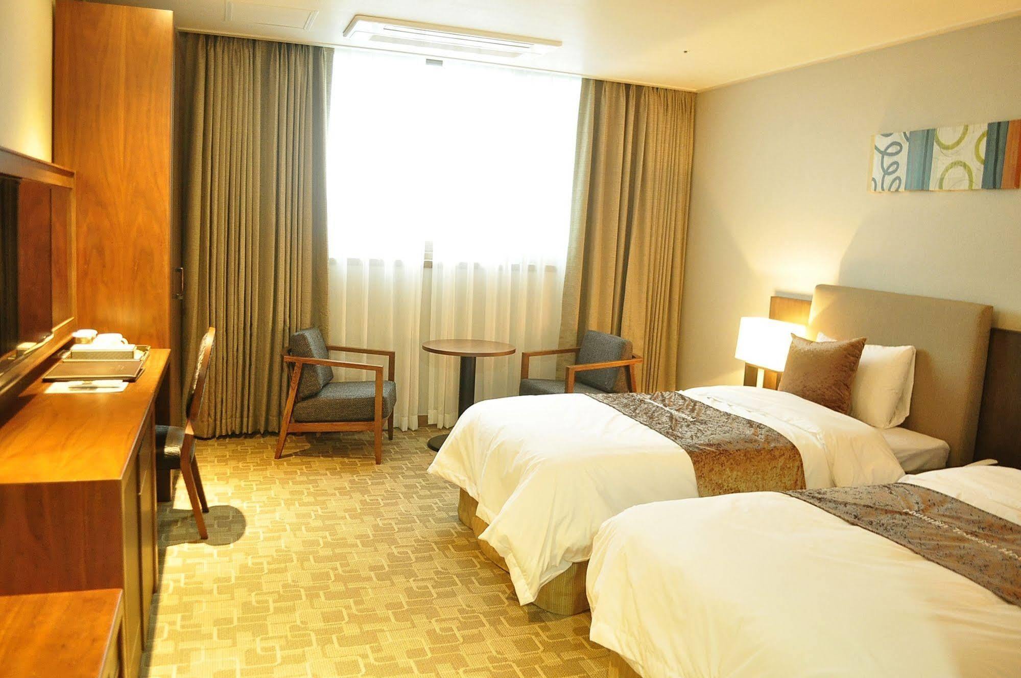 Hyunjin Tourist Hotel Donghae Exteriör bild