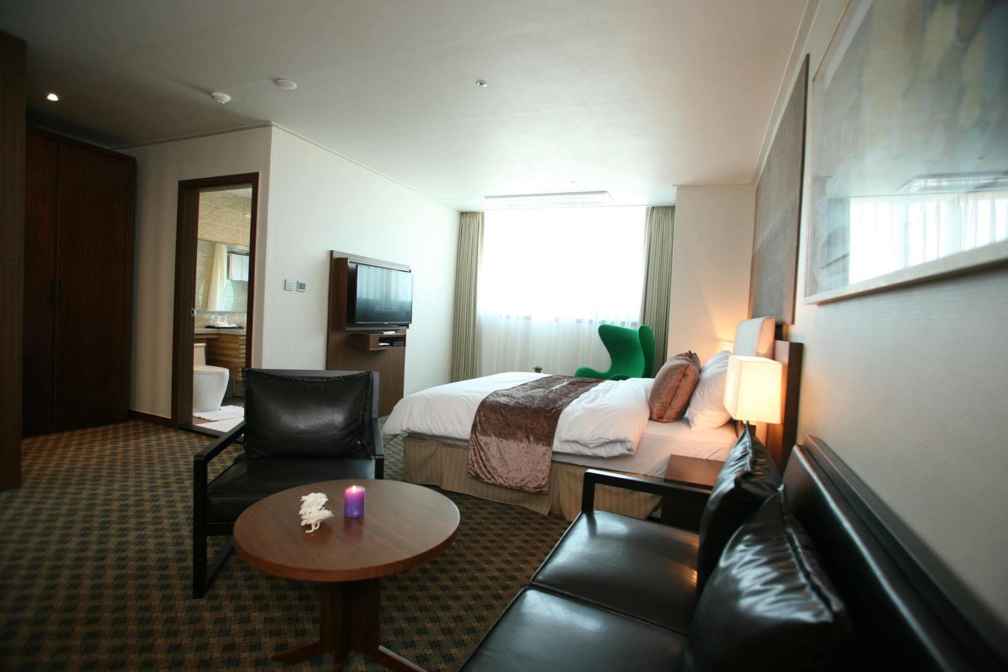 Hyunjin Tourist Hotel Donghae Exteriör bild