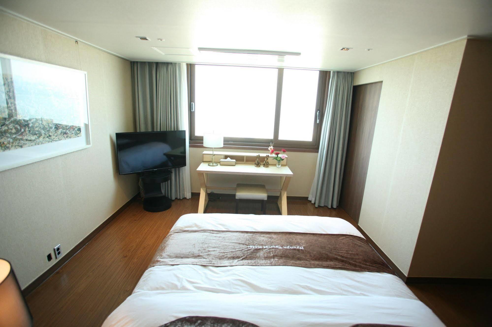 Hyunjin Tourist Hotel Donghae Exteriör bild